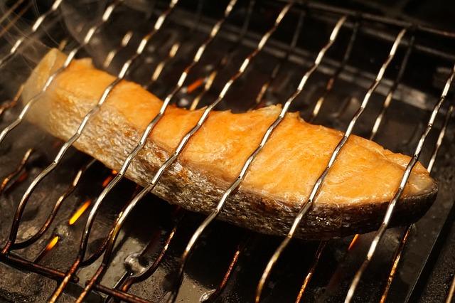 Steak de saumon grillé