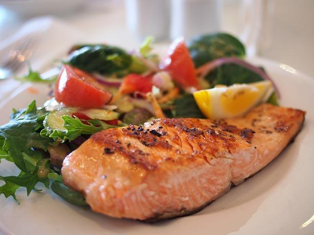 Photo of serving salmon with vegetables