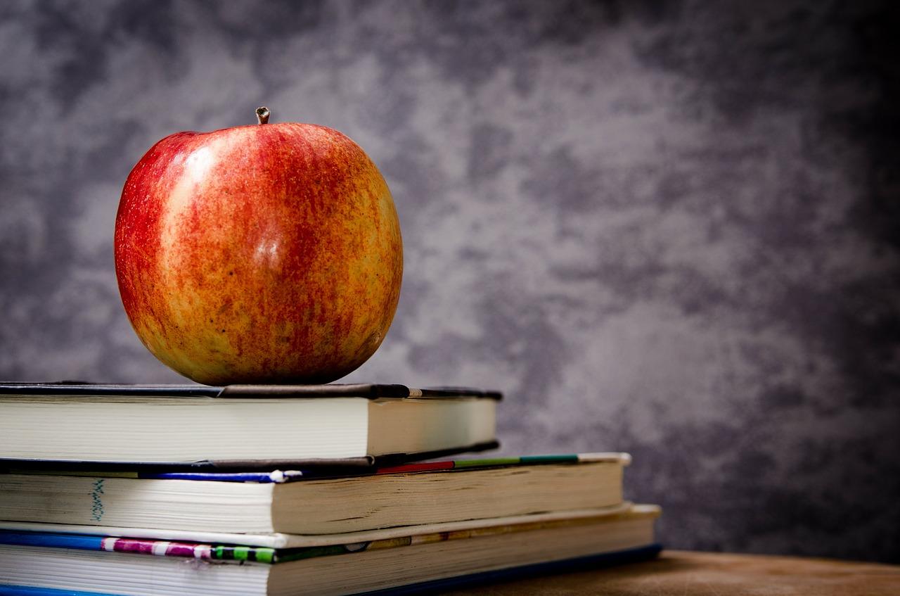 Könyvek és alma - a tudás szimbólumai