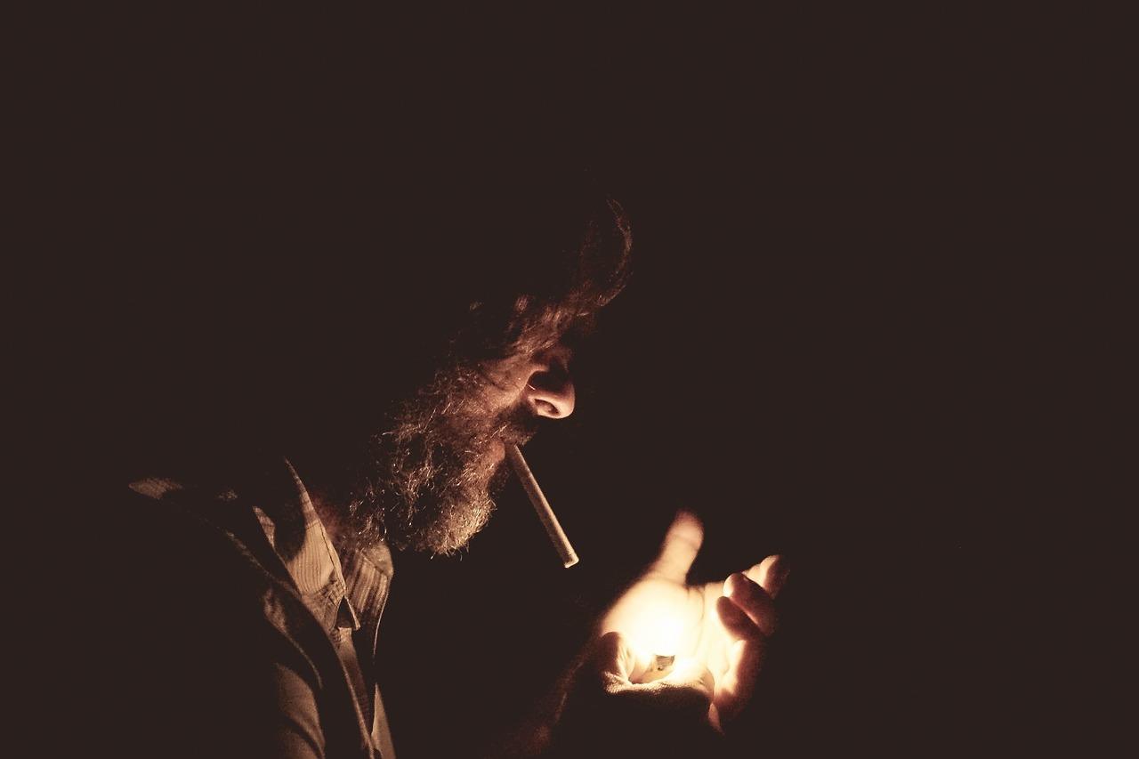 Homme allume une cigarette