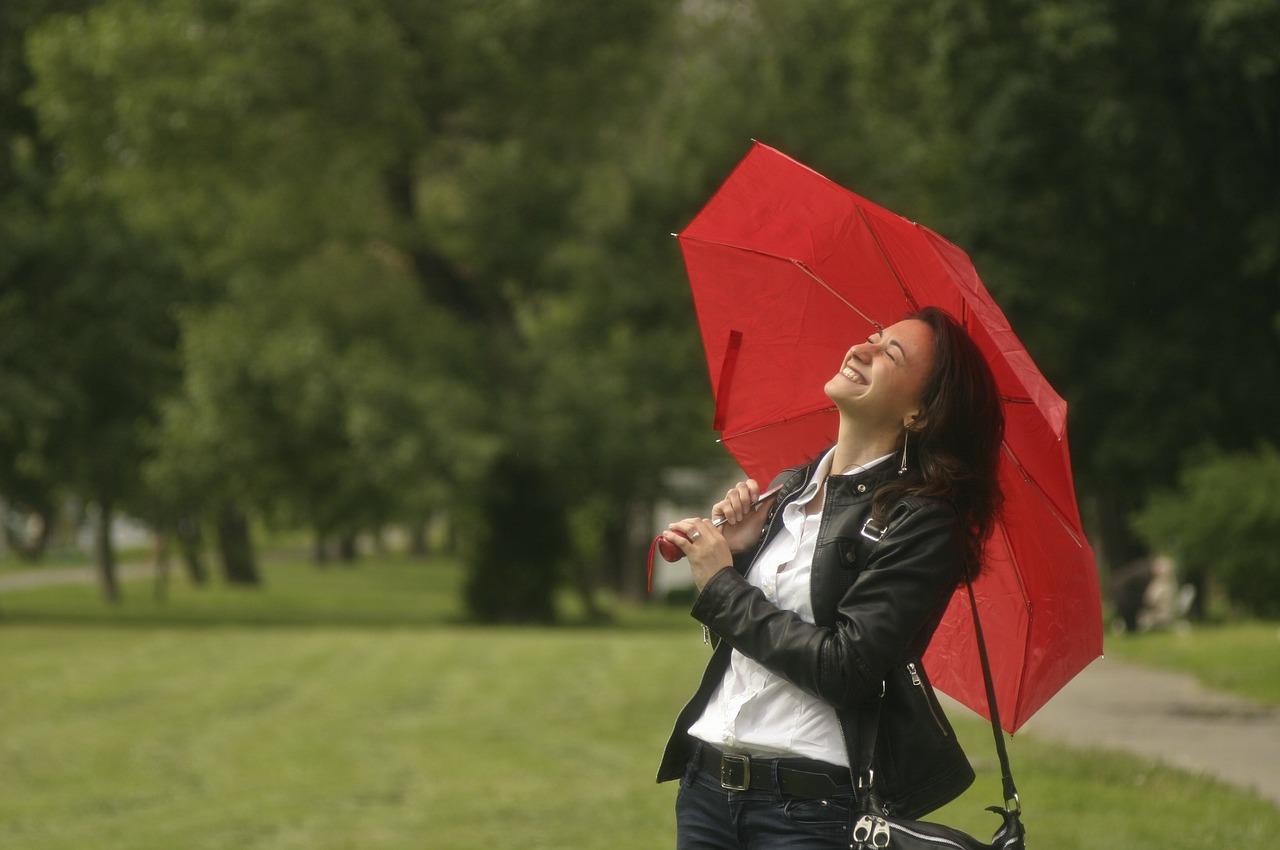 Hình ảnh cô gái hạnh phúc với chiếc ô