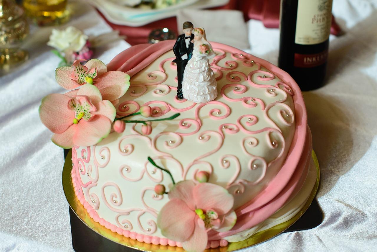 Gâteau de mariage décoré au mastic