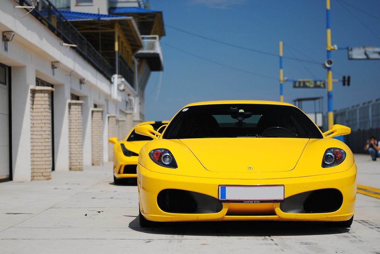 Ferrari thể thao bán cứng