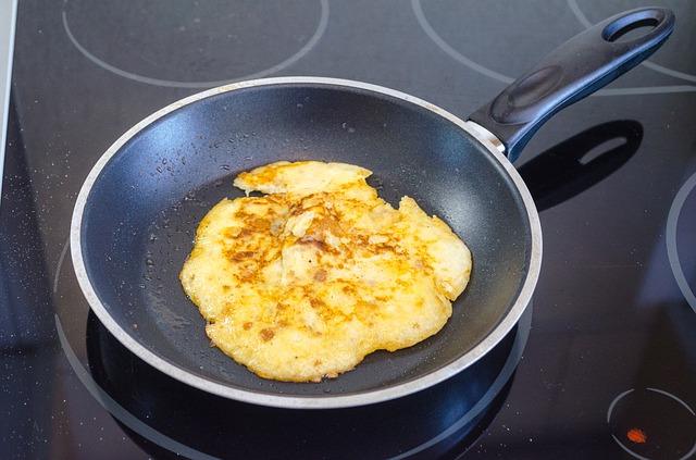 Cooking omelet in a pan
