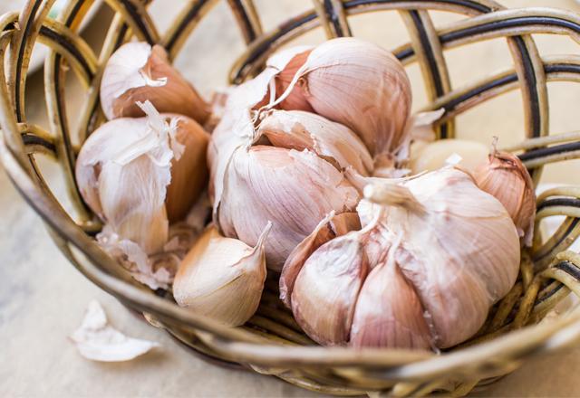 Photo of garlic heads in a basket