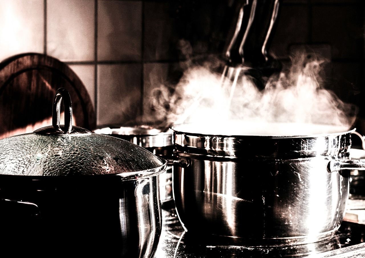 Hogyan tisztítsuk meg az edényt az égett ételtől és a feketeségtől
