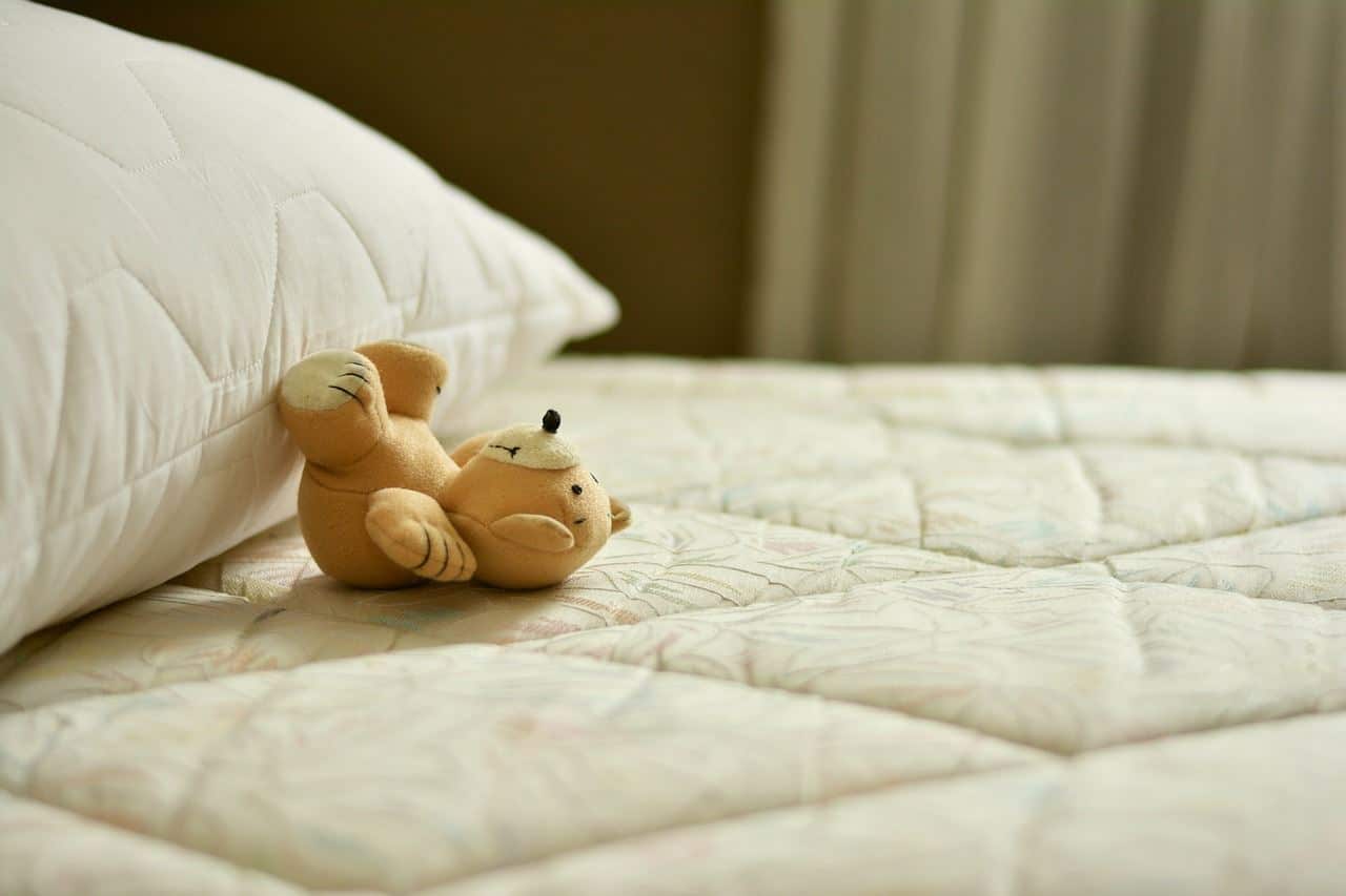 How to clean the mattress from smell and stains